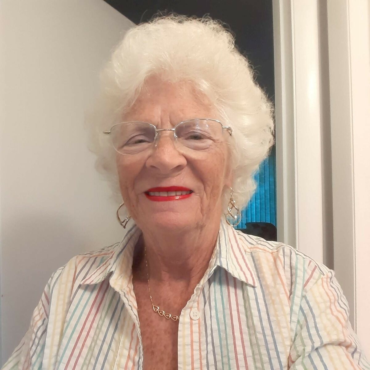 Oldslut with red lipstick — 14