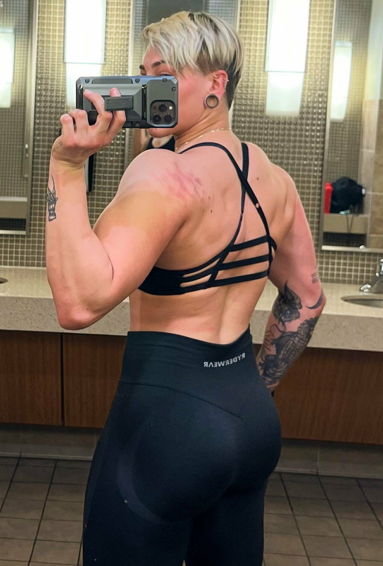 Muscle Mommy / FBB to Worship — 5